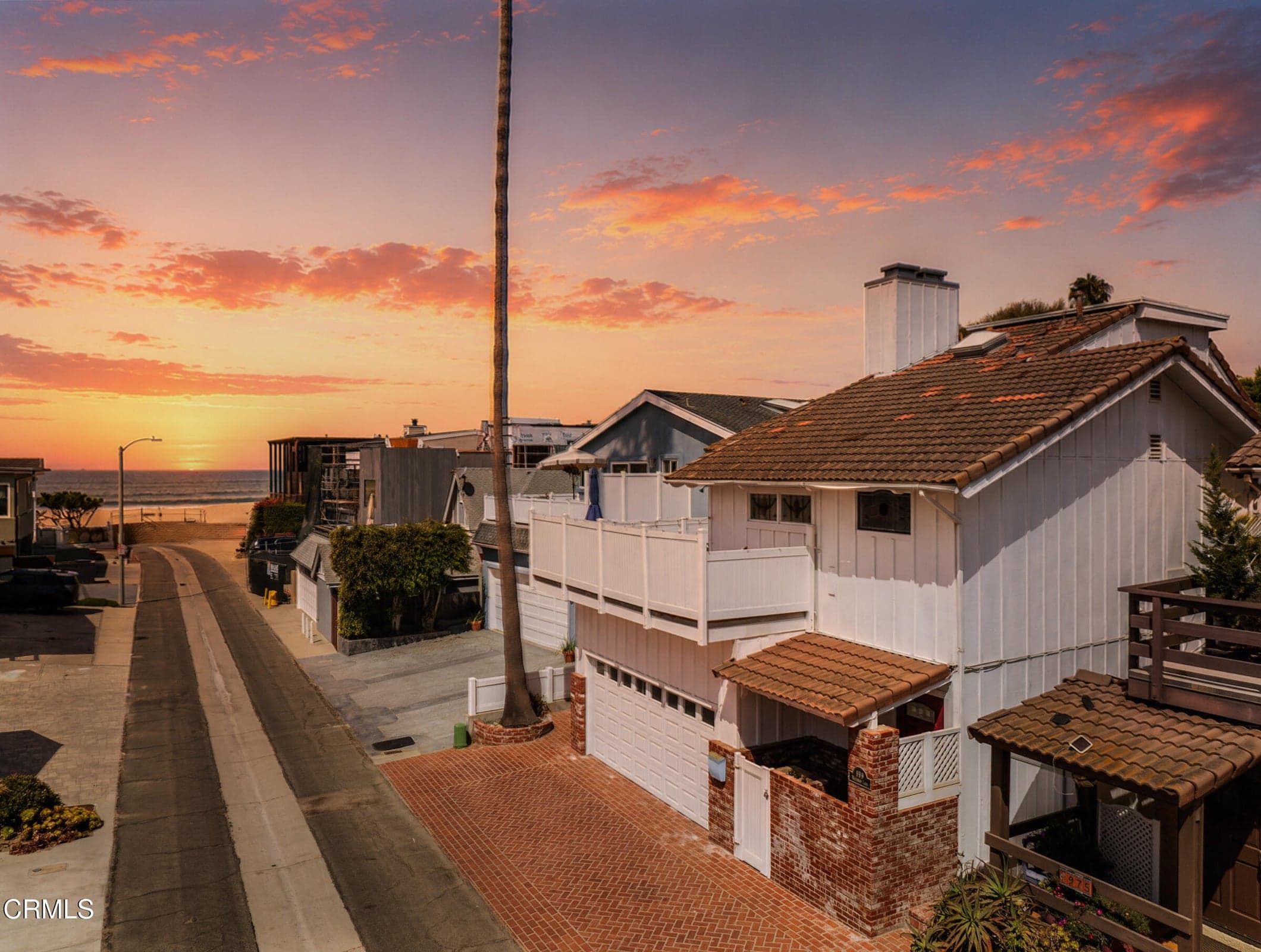 6 houses from the sand! Sunset walks!